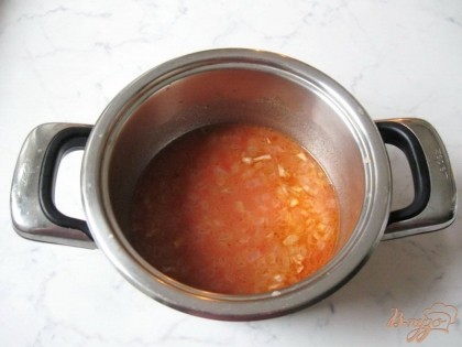 Кисло-сладкий соус переливаем из сковороды в кастрюлю.