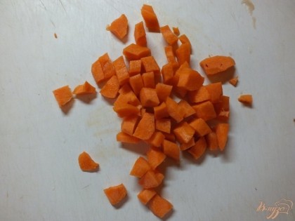 Морковку нарезаем крупными кубиками.