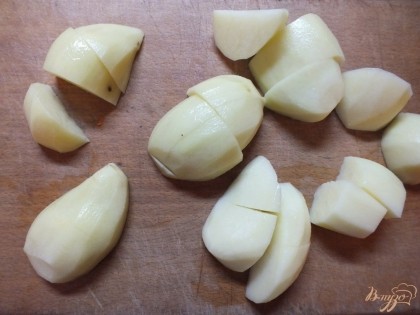 Картофель нарезаем, чистим и варим как на пюре.