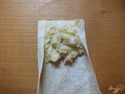 На край лаваша кладем картофель, загибаем края с боков.