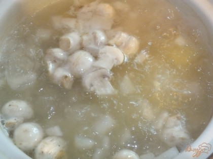 Дальше суп варится около 15 мин, картошка должна немного разварится. Посолите суп по вкусу ближе к концу приготовления.