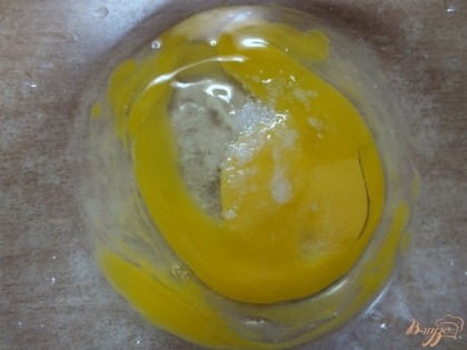Смешиваем яйцо с солью и содой погашенной уксусом.