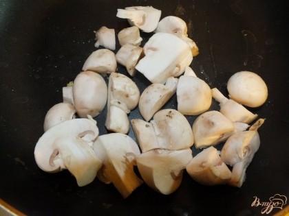 На сковородке нагреваем масло, обжариваем грибы 2-3 мин.