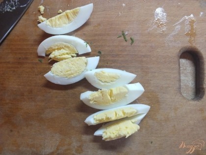 Яйца сваренные вкрутую нарезаем дольками.