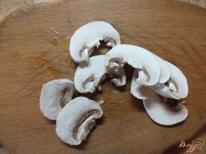 Пластинками нарежьте вымытые грибы.