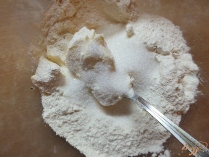 Добавляем муку и сахар (половину). Перемешиваем (растираем ложкой или рубим ножом). Можно смешать тесто в комбайне. Понемногу вводим сахар оставшийся и ваниль.
