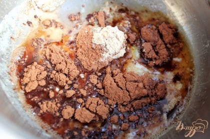 Добавляем какао порошок и молотый имбирь. Готовим шоколад на слабом огне, непрерывно помешивая. Когда шоколад закипает, снимаем с огня.