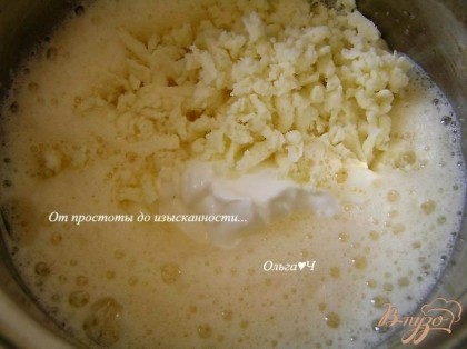 Яйца взбить с солью и сахаром, добавить сметану и раскрошенный сыр (или натертый на терке), перемешать, влить растопленное сливочное масло.