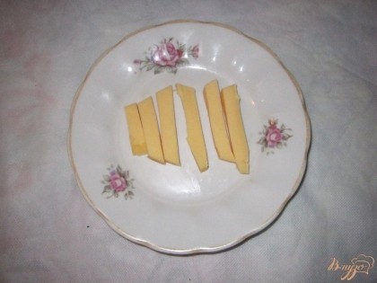 Нарежьте сыр толстой соломкой, но не длинной.