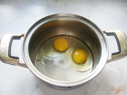 Замешиваем тесто для блинов. В кастрюлю или миску разбиваем два  яйца.