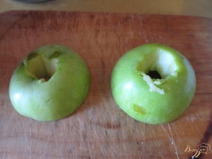Яблоки можно брать любые, главное чтобы они были маленького размера. Я предпочитаю сорт Симиренко. Яблоки моем и разрезаем пополам горизонтально (так половинк яблока получается более компактной, а "конвертики" аккуратными).