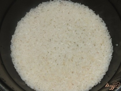 Затем нужно отварить рис. Я рис варила в мультиварке. Можно отварить на плите в подсоленной воде до готовности.