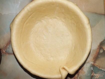 По готовности тесто обмяла, раскатала в пласт (нужно раскатать пласт больше формы, в которой вы будете выпекать пирог), так чтобы края свисали