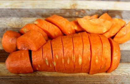 Далее морковка. Чистим, режем и отправляем в сотейник.