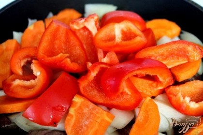 Болгарский перец также присоединится к овощам, после того, как мы его почистим и поржем дольками.