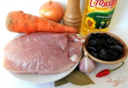 Подготовим ингредиенты. Свинину выбираем не жирную, чернослив без косточки, копченый или вяленый.
