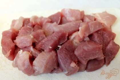 Свинину нарезаем небольшими кусками и кладем на сковородку с разогретым подсолнечным маслом.