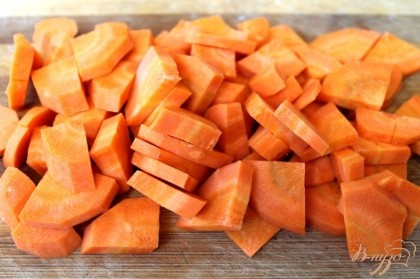 Далее чистим и режем морковь, которую так же отправляем на сковородку.