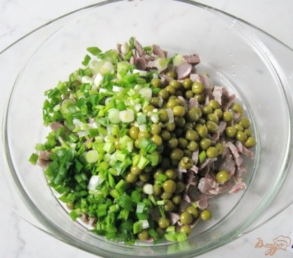 Зеленый лук мелко нарезаем и кладем также в салат.