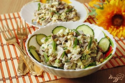 Готово! Салат из куриных желудков и зеленого горошка готов. Подаем на обед или ужин в качестве закуски.
