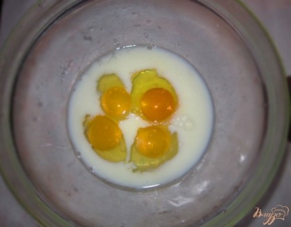 Пока жарятся овощи, возьмите яйца выбейте их в миску и влейте молоко, посолите. Перемешайте.