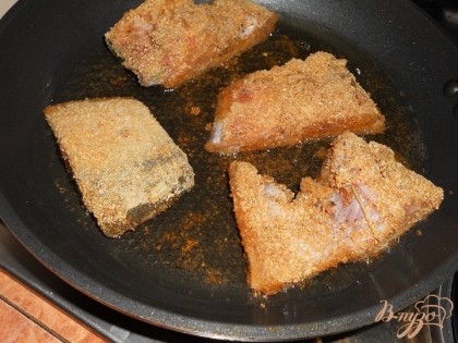 Затем кусочки рыбы выложить в разогретое масло и обжарить с двух сторон до золотистой корочки. Рыбу выложить на блюдо.