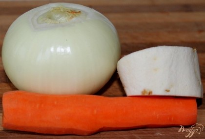 Чистим лук, морковь и пастернак. Овощи пропускаем через мясорубку.