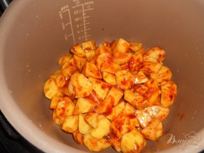 Добавить посолнечное масло, перемешать и переложить в чашу мультиварки. Включить режим запеканка или жарка, готовить до готовности картофеля, 25-30 минут.