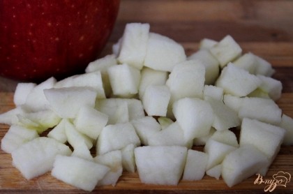 Яблоко чистим от шкурки и режем на кусочки.