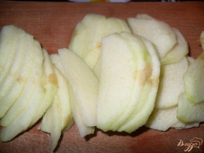 яблоки нарезаем дольками