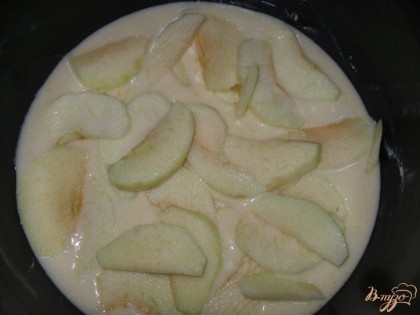 чашу мультиварки смазываем сливочным маслом. выливаем половину теста, выкладываем яблоки и заливаем сверху остальным тестом