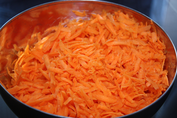 Натереть морковку на крупной терке.