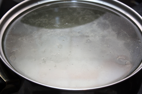 Для маринада смешиваем кипящую воду (1 литр) с остальными ингредиентами и перемешиваем до полного растворения соли и сахара.