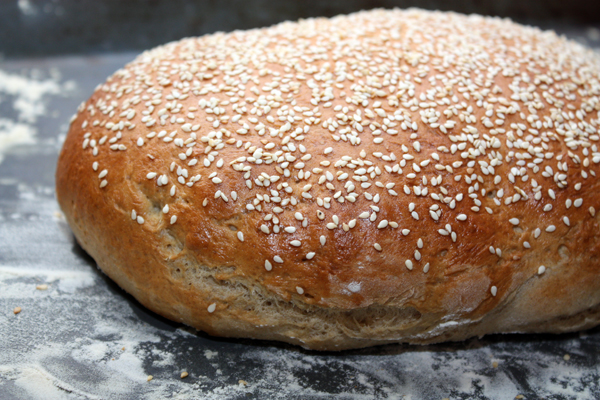 Поставить в разогретую духовку и выпекать 25-30 минут при температуре 180-190 градусов.  После приготовления нужно дать хлебу полежать минут 30-40, и только потом есть.