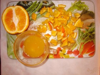 Апельсин разрезаем пополам. С одной половины выжмем сок и нарежьте остатки кожуры.