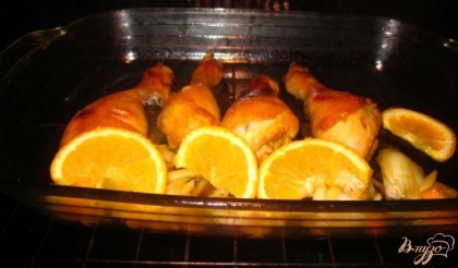 За 10 минут до окончания приготовления, положите нарезанный апельсин и лук.