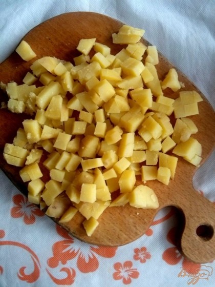 Вареный картофель нарежьте кубиками .