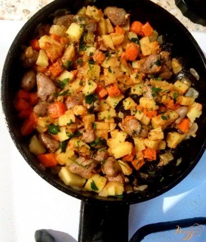 Картофель добавьте к салату, перемешайте, посолите и жарьте на медленном огне минуты 2.В конце посыпьте петрушкой.