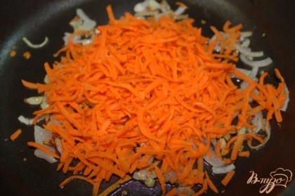 Пока лук пассеруется подготовим морковь.Среднего размера морковь чистим и натираем на крупную терку. Морковь добавляем в сотейник к луку.