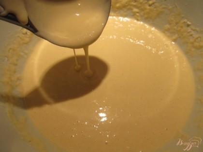 Для теста на блины необходимо соединить сыворотку с яйцом, добавить соду и муку. Замесить жидкое тесто, чтоб лилось.