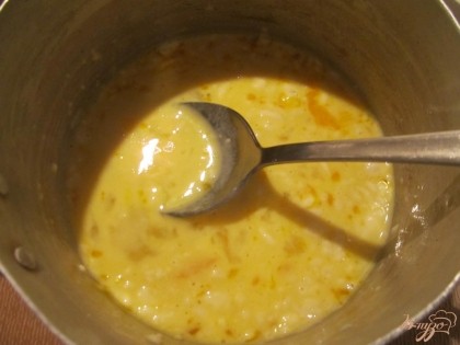 Для приготовления крема в одном миске смешиваем полстакана молока, муку и яйцо.