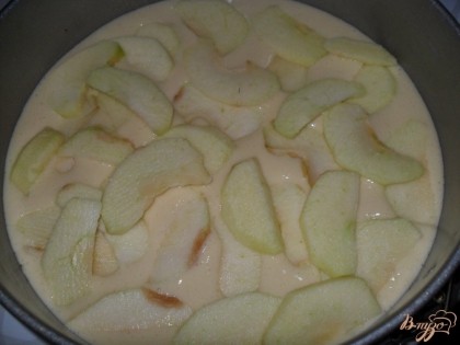 половину теста выливаем в смазанную маслом форму, сверху выкладываем яблоки