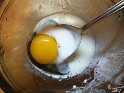 Взбиваем яйцо со сменой. Понемногу вливая молоко продолжаем взбивать.