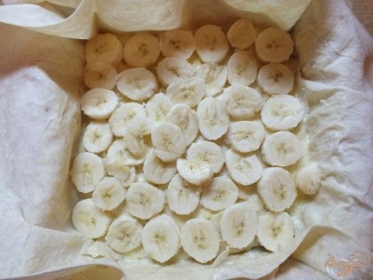 Нарезаем дольками бананы и раскладываем слоем.