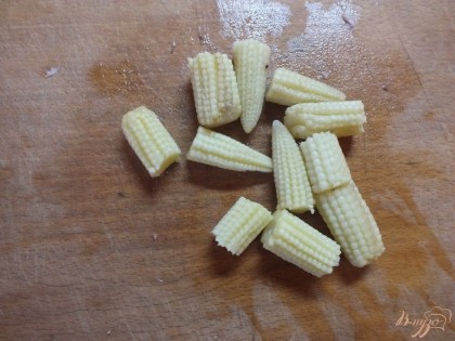 Варим до готовности початки кукурузы, делим их по длине на 2-3 части.