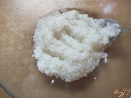 Готовый рис солим по вкусу.