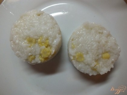 Выкладываем рис на блюдо, можно использую форму. Посыпаем тимьяном, украшаем кукурузой.