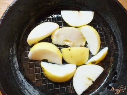 Смазываем форму для запекания маслом слегка и кладем яблоки в один слой.
