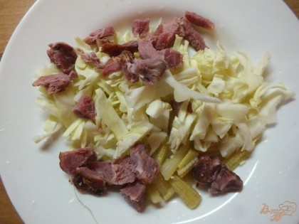 Кубиками или соломкой нарезаем мясо и добавляем в салат.