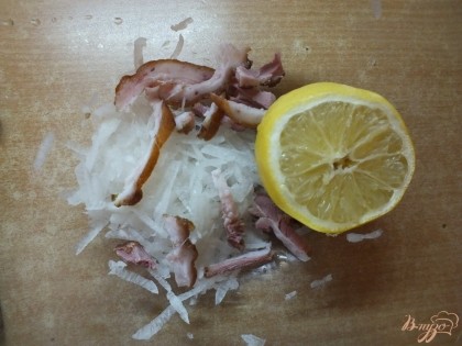 Смешиваем дайкон с мясом и заправляем лимонным соком, хорошо перемешиваем.